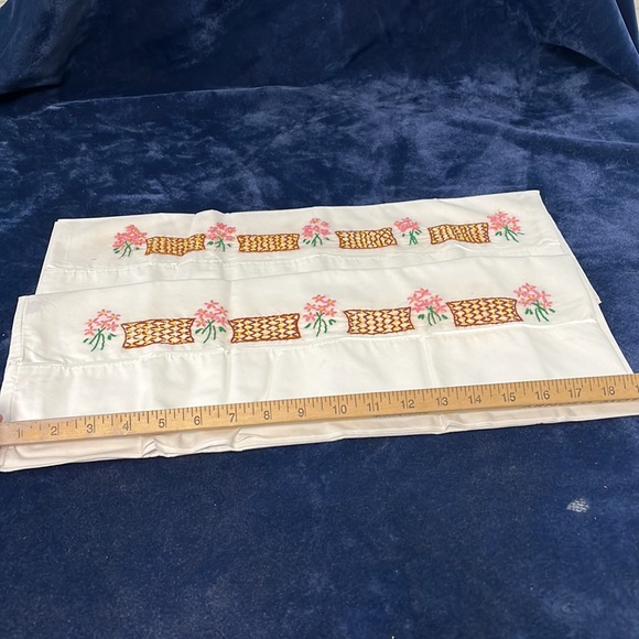 VTG Embroidered Pillowcase Set - Picture 3 of 4
